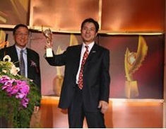 
        百度李彥宏榮獲2005中國經濟年度人物稱號
      