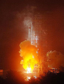 我國自行研制的通信衛星發射升空      